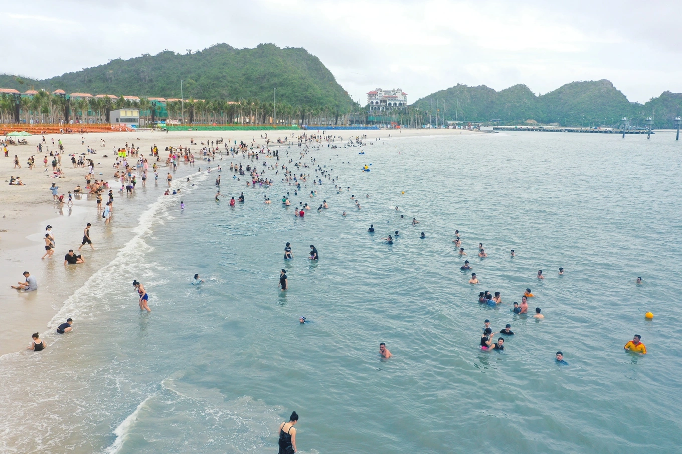 Bãi tắm Cát Bà - điểm đến “phải ghé thăm” của du khách khi đến với Cát Bà